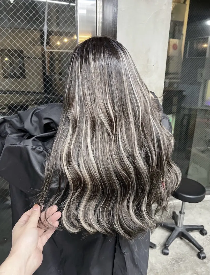 ロング カラー ダークグレー ダークグレージュ グレージュ ハイライトカラー ハイライト ヘアカラー トリートメント 指名数No.1 /NAOYAのヘアスタイル