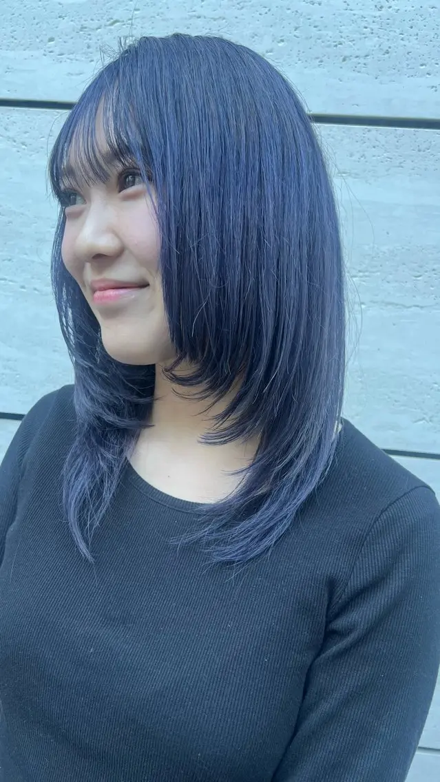 セミロング カラー ブルーカラー ブルーパープル パープルカラー ハイレイヤー レイヤーカット 脇山 真生のヘアスタイル