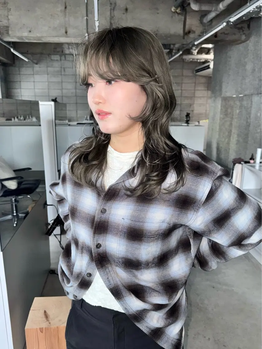 ミディアム カラー ダブルカラー オリーブカラー 顔まわりレイヤー レイヤーカット casey mayuのヘアスタイル