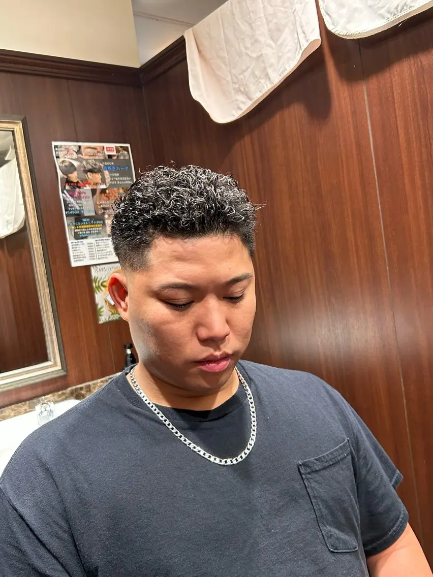 ショート パーマ メンズ フェードカット メンズパーマ 西本 健斗のヘアスタイル