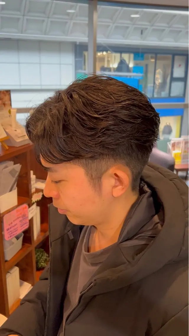 ショート パーマ メンズ フェザーパーマ メンズパーマ 刈り上げ ショートヘア カット パーマ 鶴田 将清のヘアスタイル