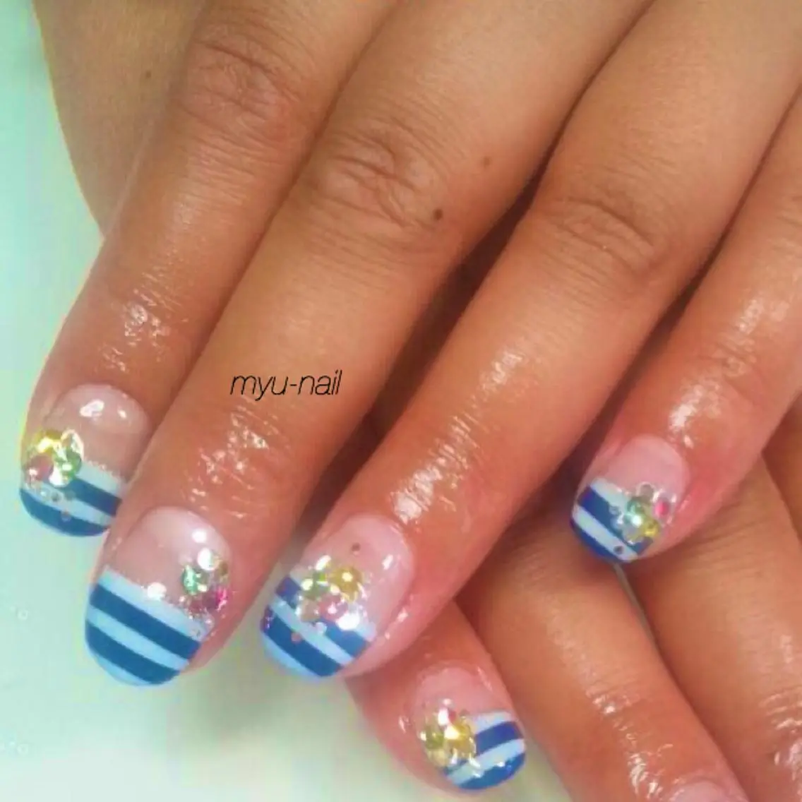 ネイル アートネイル ブルー ボーダー ホログラムネイル ホワイト ホームサロン myu-nailのネイルデザイン
