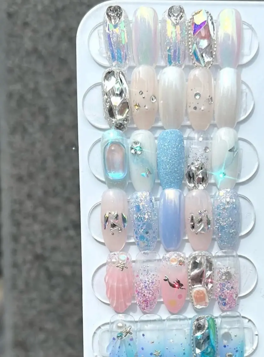 ネイル オーロラネイル ブルー グラデーション ホログラムネイル 氷ネイル・うるうるネイル NailSalon✨ Écrinエクランのネイルデザイン