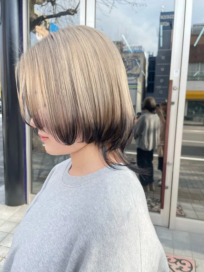 ミディアム カラー ウルフカット オノ アカネのヘアスタイル