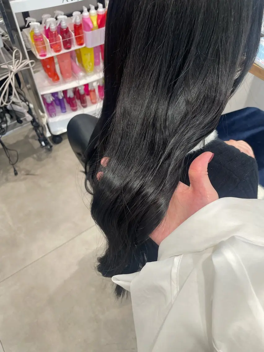 ロング カラー ダークグレー ダークグレージュ グレージュ 佐藤 由依/水光カラーのヘアスタイル