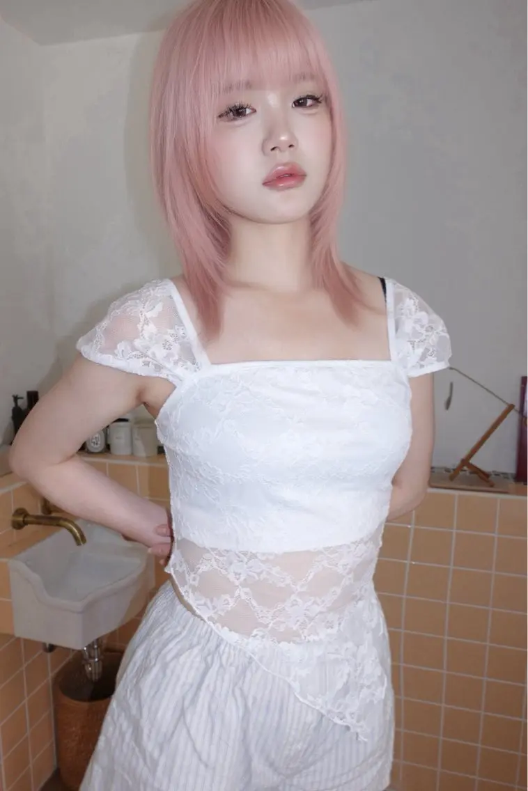 セミロング カラー 顔周りレイヤーカット ブリーチminamiのヘアスタイル