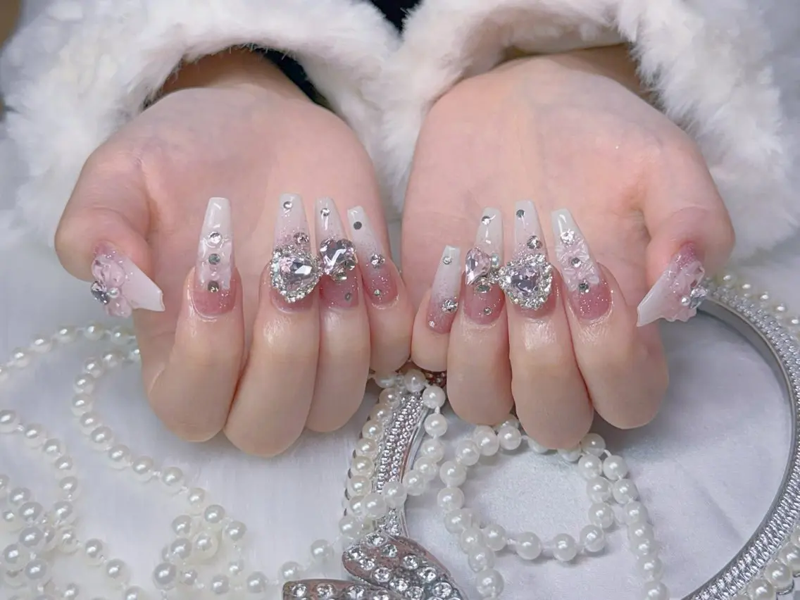ネイル フレンチネイル ジェルネイル 韓国ネイル マグネットネイル 持ち込み ハンドネイル GOHOUBI Nail 心斎橋店のネイルデザイン