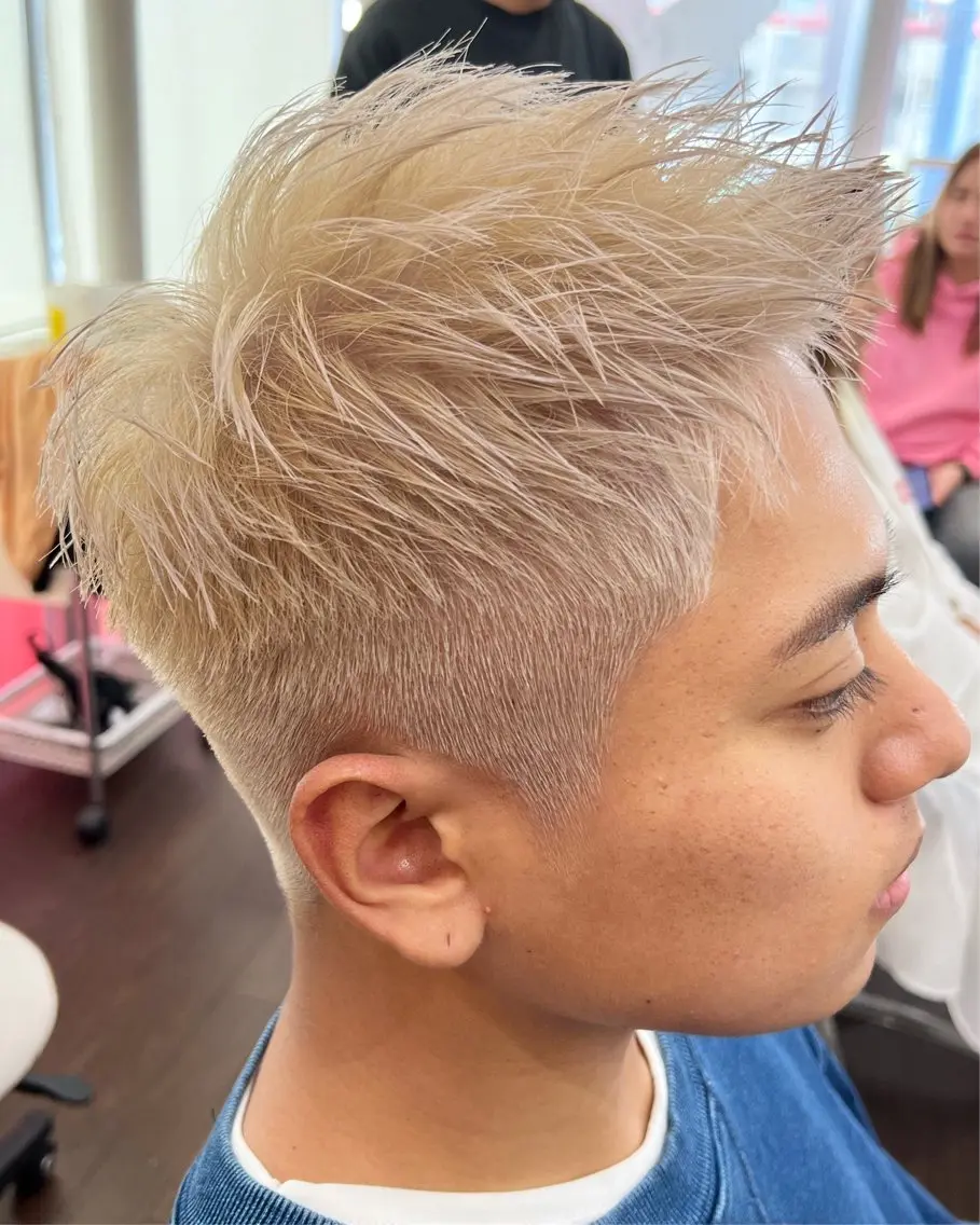 ショート カラー メンズ モヒカン メンズベリーショート ベリーショート ベージュカラー ブロンド カット ヘアカラー まさき✂︎ /ブリーチカラーのヘアスタイル