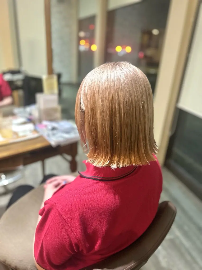 ショート カラー ベージュカラー ブリーチ ホワイトベージュ カット ヘアカラー 井上 花音のヘアスタイル