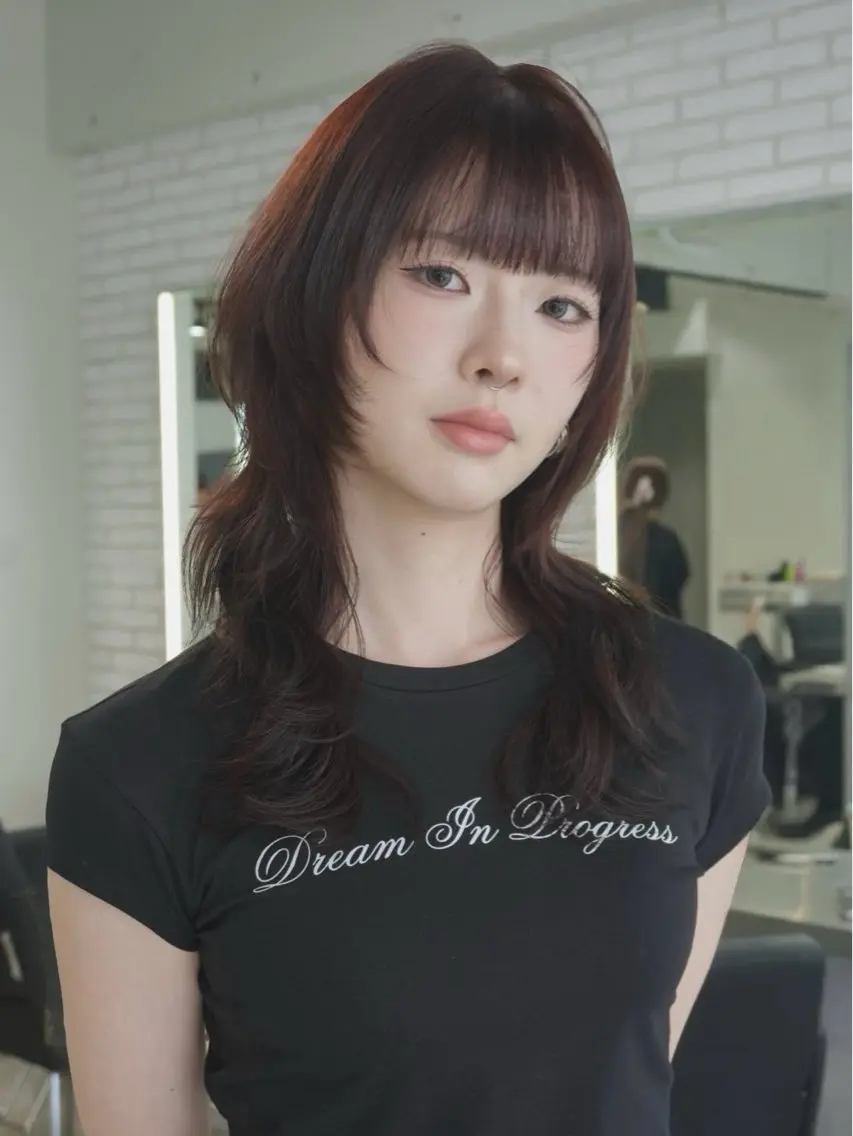 セミロング カラー レッドカラー ハッシュカット カット ヘアカラー Airi 韓国y2k ハイレイヤーのヘアスタイル
