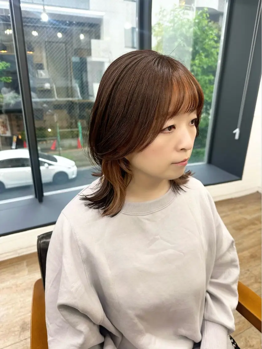 ミディアム カラー パーマ ヘアアレンジ メンズ キッズ カット ヘアカラー レイヤーカット／ 巻ける縮毛矯正のヘアスタイル