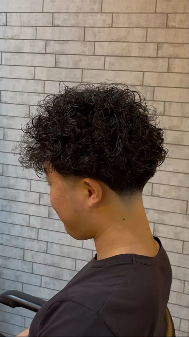ショート パーマ メンズ フェードカット メンズパーマ プードルパーマ プードルパーマ カット パーマ 海外風メンズ🇺🇸 💈N.Yuto💈の眉毛・アイブロウイメージ