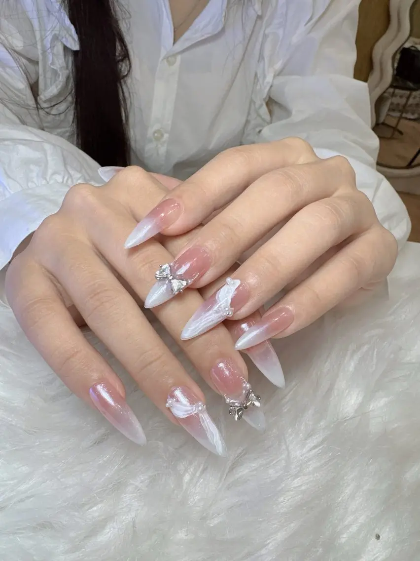 ネイル チークネイル フレンチネイル グラデーション キラキラネイル 韓国ネイル ハンドネイル Minette nailHuongのネイルデザイン