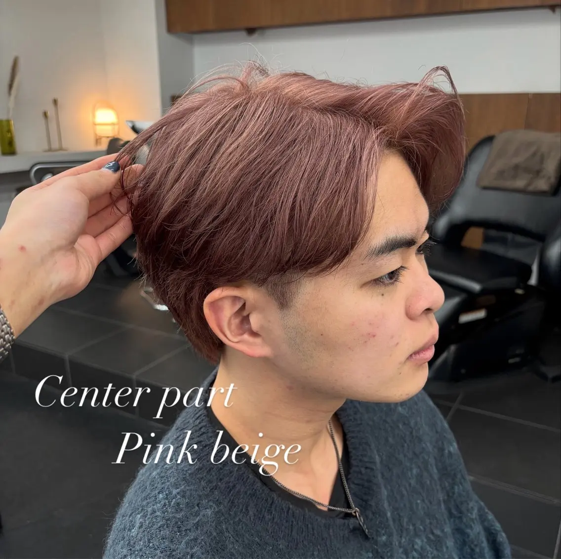 ミディアム カラー パーマ メンズ メンズブリーチ センターパート ベージュカラー ブリーチ ピンクカラー ヘアカラー 【ヤマザキアヤメ】 艶カラー/縮毛矯正のヘアスタイル