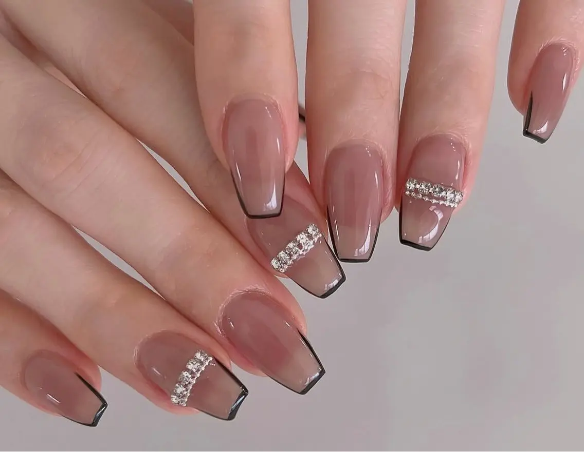 ネイル フレンチネイル ジェルネイル ガラスフレンチ キラキラネイル ロングネイル ハンドネイル Queeens nailのネイルデザイン