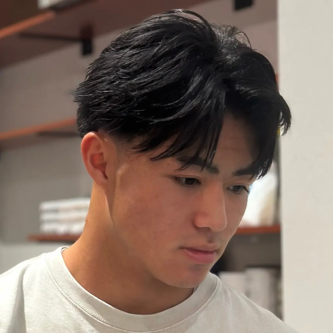 ショート パーマ メンズ メンズブリーチ センターパート フェードカット フェザーパーマ メンズハイライト 金山駅前メンズカット モデル募集 青島永透のヘアスタイル