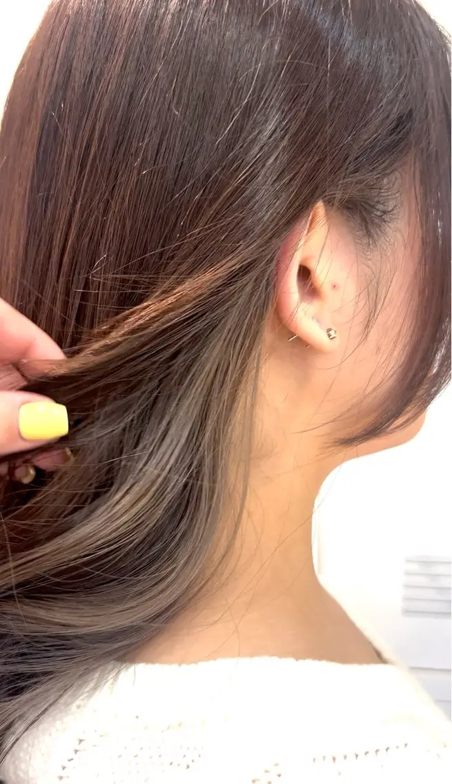 セミロング カラー グレージュ インナーカラー ヘアカラー misato 💜🖤　フラムのヘアスタイル