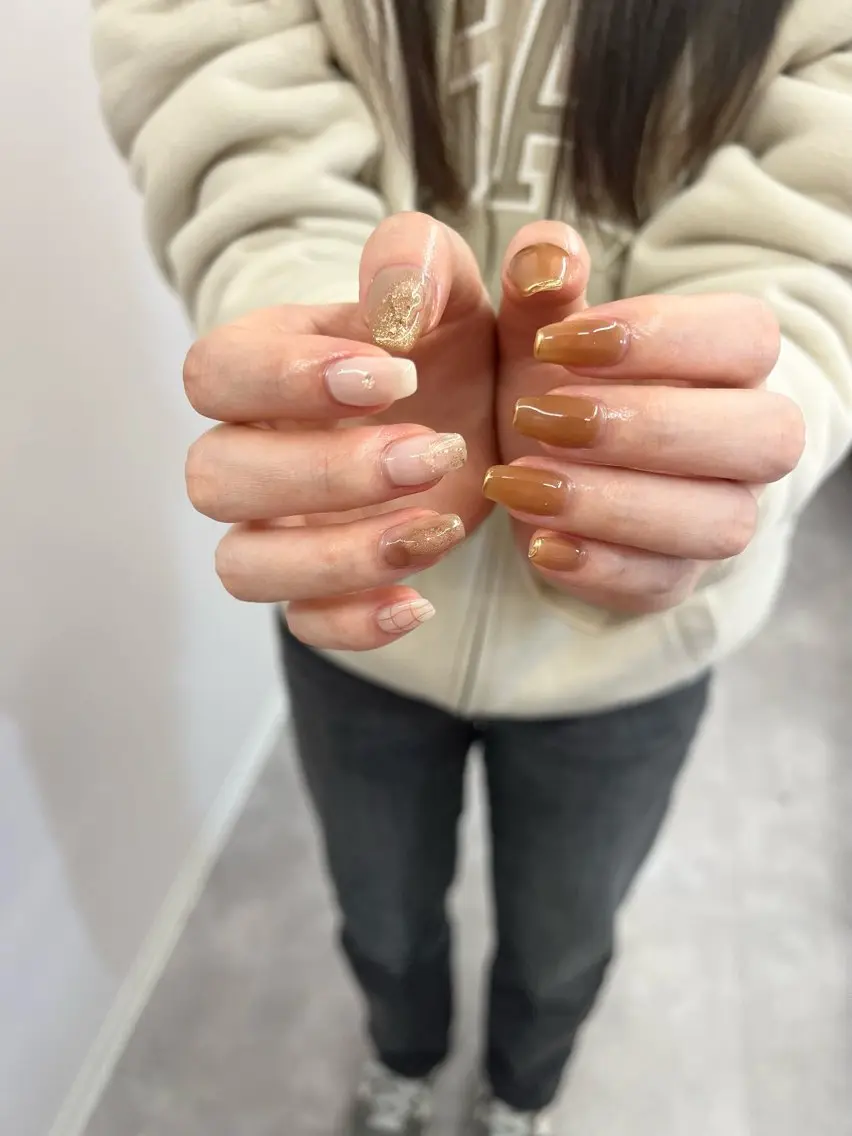ネイル ブラウン ジェルネイル ゴールド 韓国ネイル マグネットネイル ハンドネイル ハンドケア Bana_ Nailのネイルデザイン