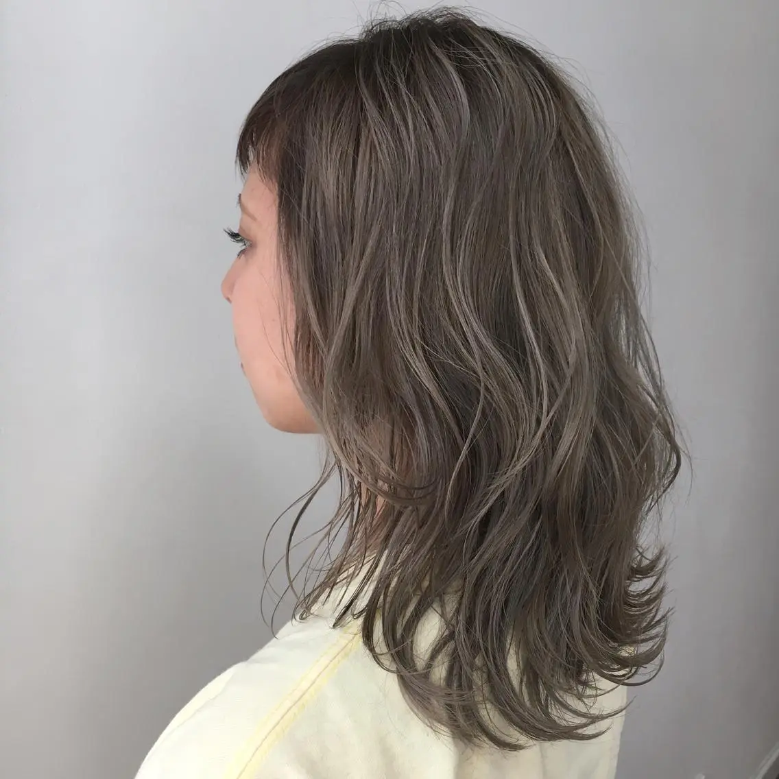 セミロング カラー ベージュカラー フォギーベージュ ハイライトカラー 外国人風カラー ハイライト ヘアカラー トリートメント レイヤー/顔周り /AKARIのヘアスタイル