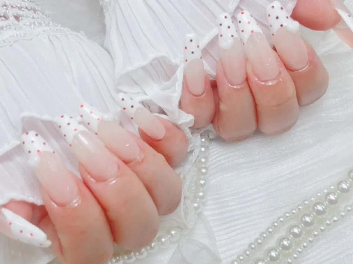 ロング レディスペネイル ノーラのネイルデザイン