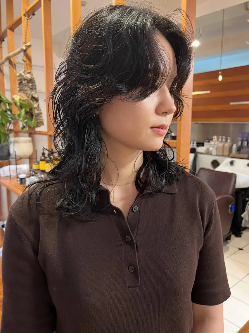 ミディアム パーマ ミディアムレイヤー ミディアムパーマ くせ毛 レイヤーカット カット パーマ 若林 良のヘアスタイル