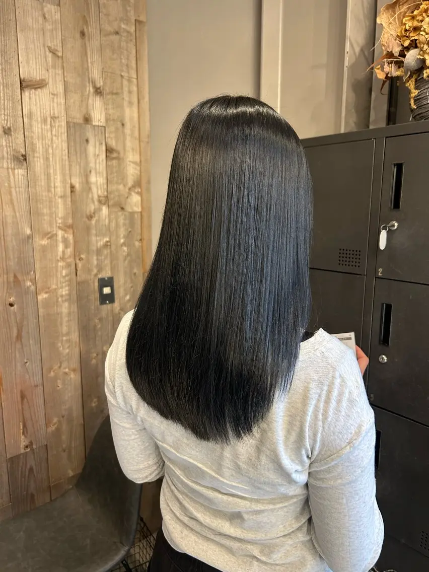 ロング カラー 黒髪 ブリーチ ネイビーカラー 酸性ストレート カット ヘアカラー 縮毛矯正 トリートメント 艶髪/髪質改善 yukaのヘアスタイル