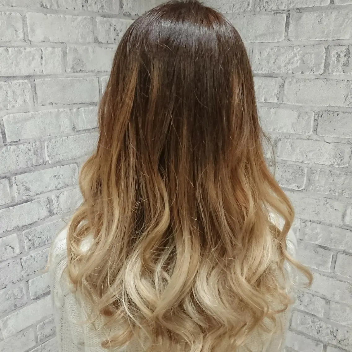 セミロング カラー ブロンド グラデーションカラー カット ヘアカラー トリートメント 秋山 幸太のヘアスタイル