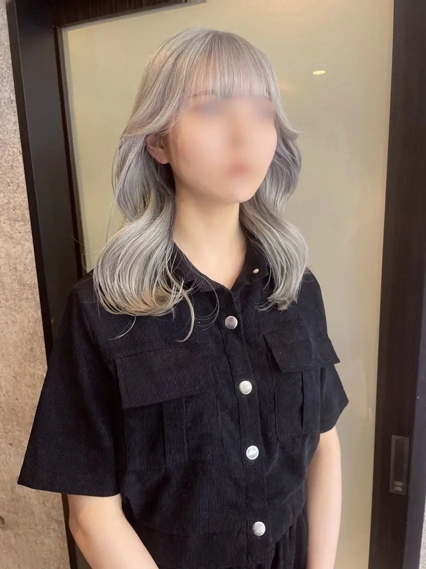 ミディアム カラー ベージュカラー シルバー シルバーベージュ ホワイトシルバー GEM YURI ハイトーンカラーのヘアスタイル