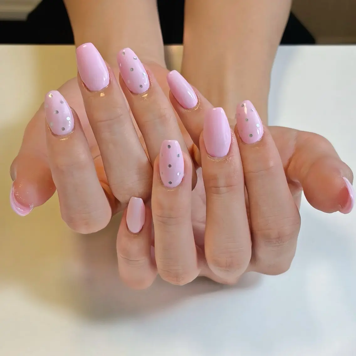 ネイル アートネイル ドット ワンカラーネイル ピンク シルバー ハンドネイル ネイルサロン💎 Bibiのネイルデザイン