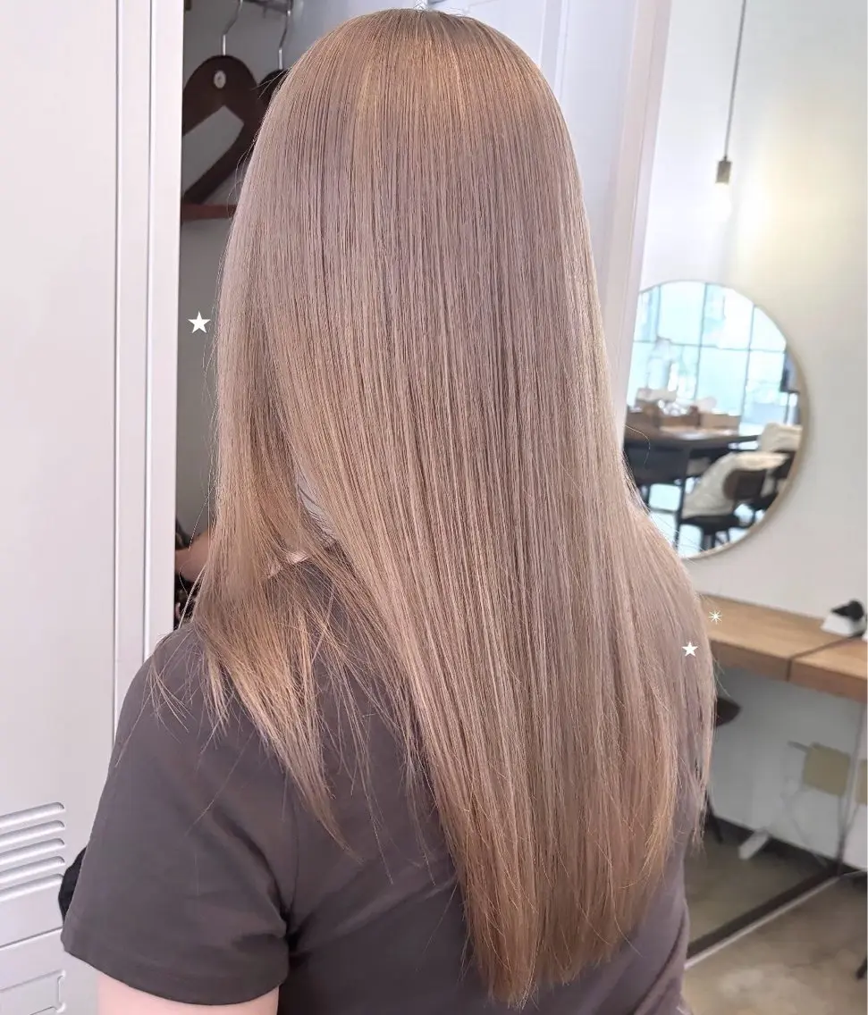 セミロング ヘアカラー miku 🫧のヘアスタイル