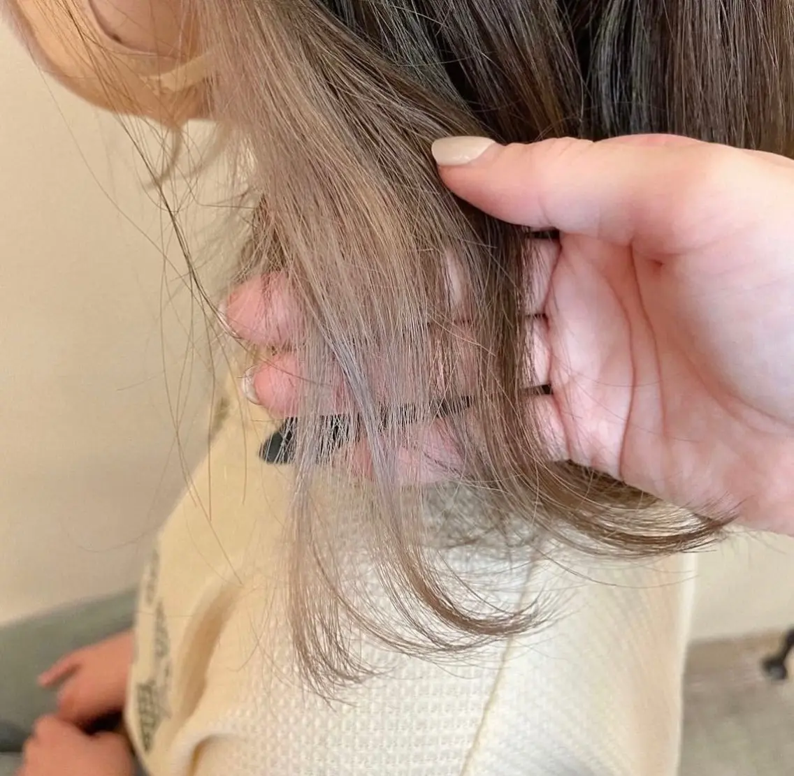 ミディアム カラー ベージュカラー イヤリングカラー ミルクティーベージュ オリーブベージュ ピンクカラー 落合 美穂のヘアスタイル