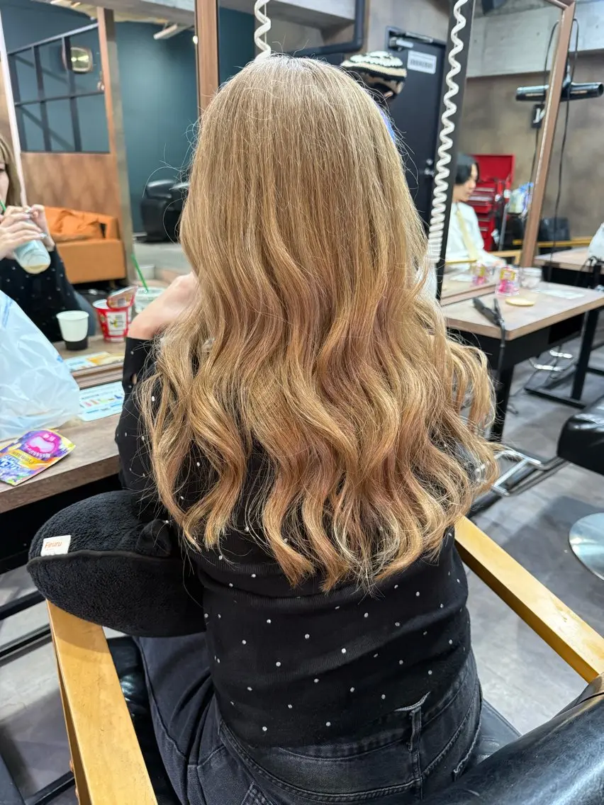 セミロング カラー ブリーチ ハイライトカラー ハイライト ヘアカラー トリートメント Ami/レイヤー カット/ハイトーンのヘアスタイル