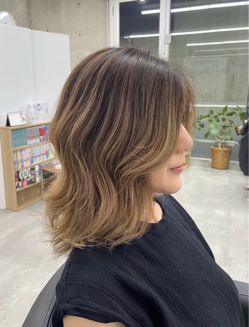セミロング カラー バレイヤージュ ベージュカラー ブリーチ レイヤーカット ヘアカラー トリートメント Kotoko🖤/海 外/バレイヤージュのヘアスタイル