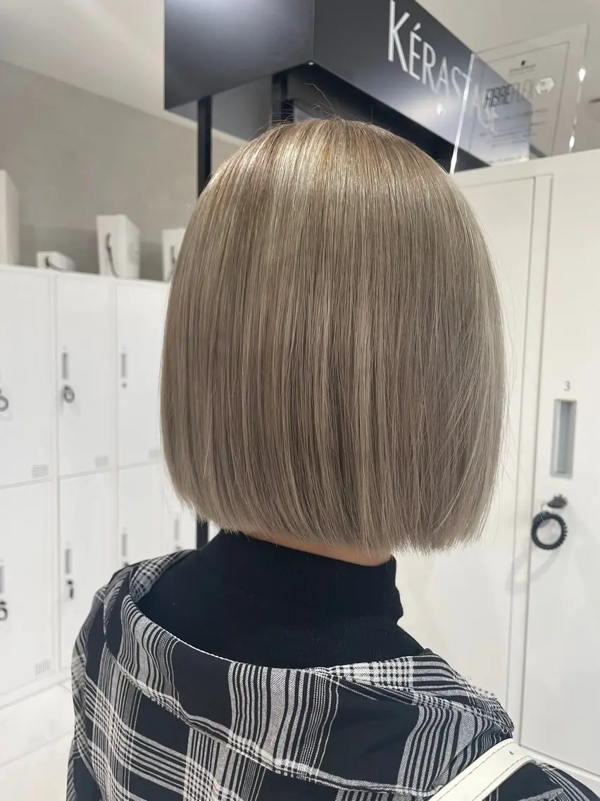 ショート カラー 切りっぱなしボブ ブリーチ グレージュ ボブ GRANDEUR natsukiのヘアスタイル