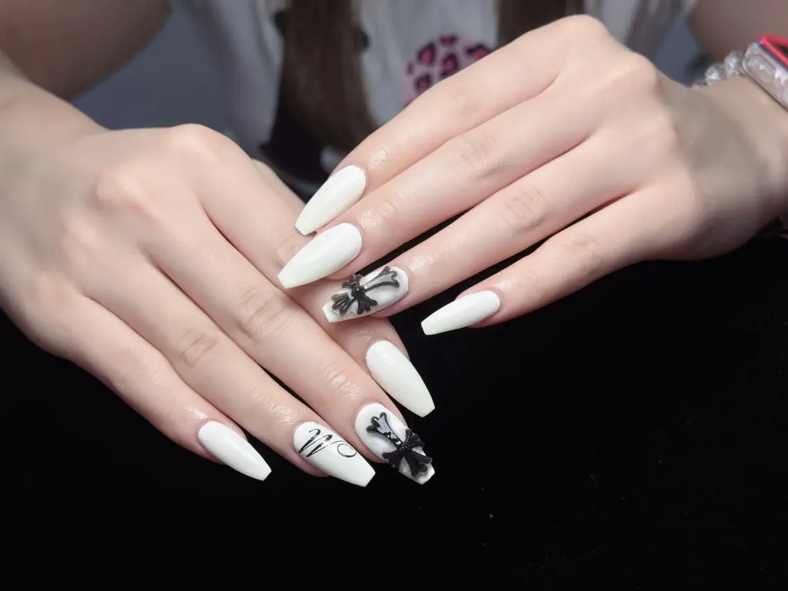 ネイル ガーリー キラキラネイル 韓国ネイル ロングネイル シンプルネイル ハンドネイル Genie Mika Nailsのネイルデザイン