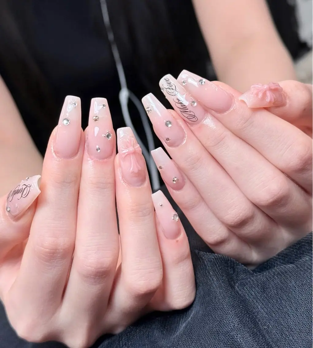 ネイル ガーリー キラキラネイル ロングネイル ピンク ぷっくりネイル Iconic Nailのネイルデザイン