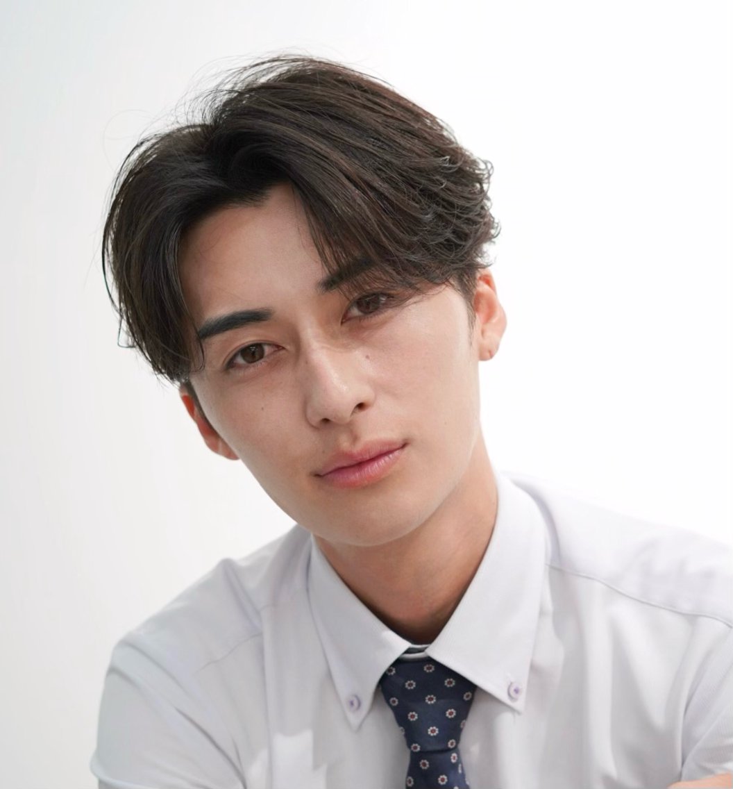 パーマ メンズ ビジネス センターパート 学生（メンズ向け） 学生 パーマ 【センターパート】 【毛流れ】いつきのヘアスタイル