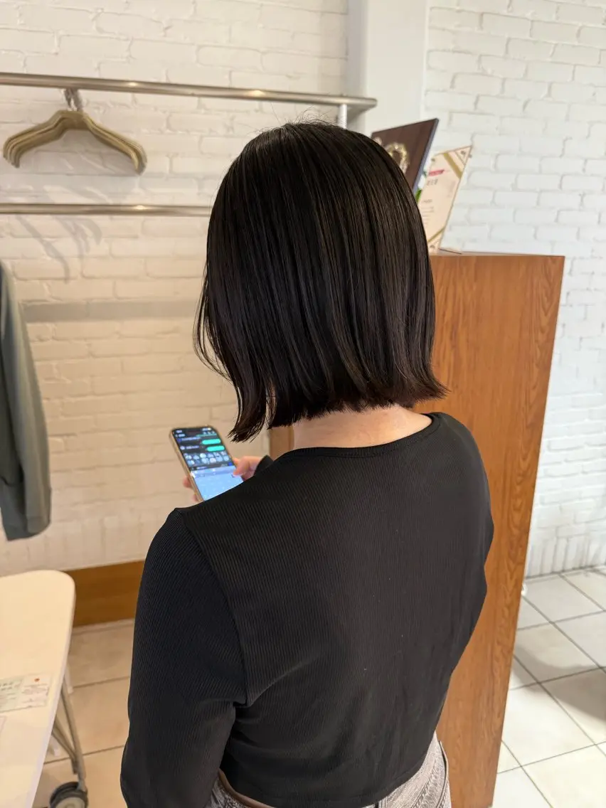 ミディアム 切りっぱなしボブ ボブ 🌟デザインカラー 🌟コノミ🌟のヘアスタイル