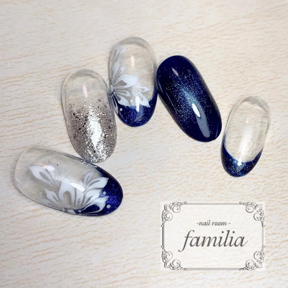 ネイル フレンチネイル ラメ(グリッター) シルバー ハンドネイル -nailroom- familiaのネイルデザイン