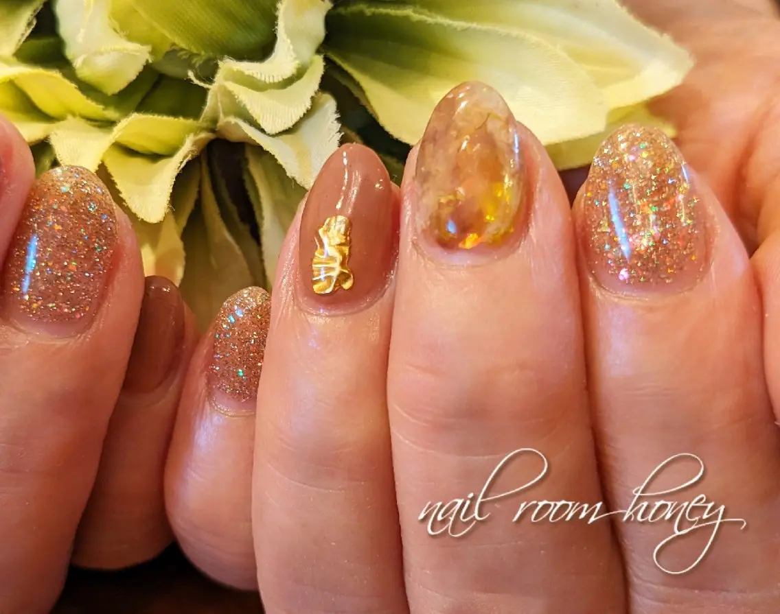 ネイル べっ甲ネイル ゴールド ラメ(グリッター) 冬ネイル ハンドネイル nail room  honeyのネイルデザイン
