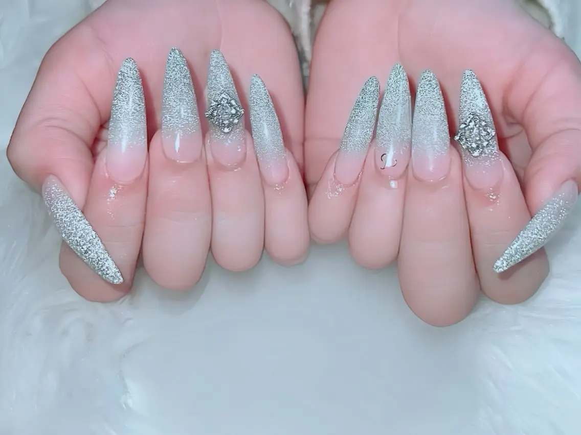 ネイル ボルドー フレンチネイル グラデーション キラキラネイル 韓国ネイル ハンドネイル Rin Nail 新大久保店のネイルデザイン
