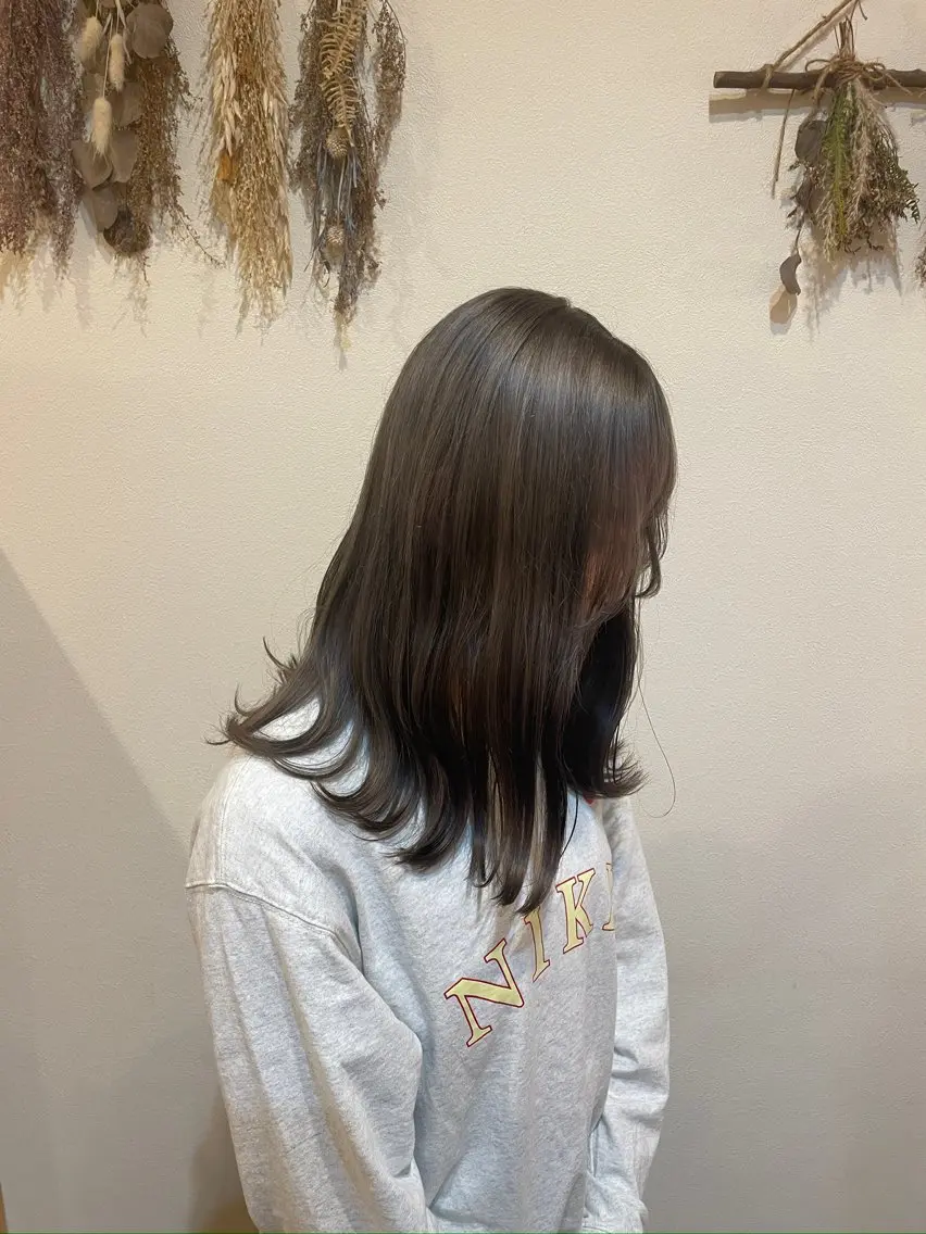 セミロング カラー ブリーチ グレージュ 中村 樹菜のヘアスタイル