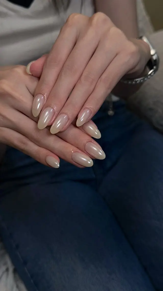 ネイル オーロラネイル 韓国ネイル シンプルネイル ワンホンネイル ホワイト nailsalon ChuColaのネイルデザイン