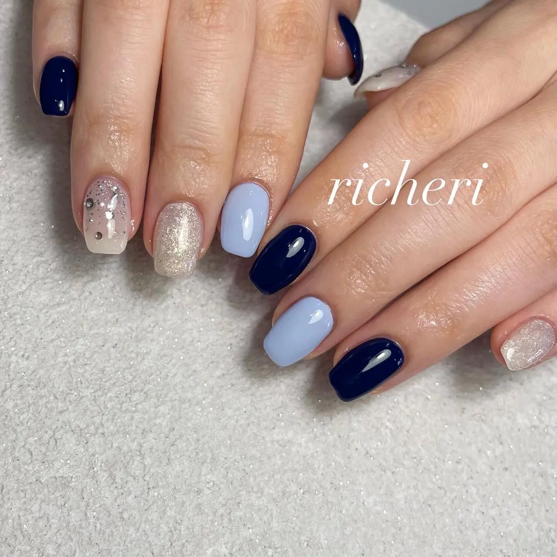 ミディアム ネイル 韓国風ヘア アートネイル ブルー フレンチネイル ジェルネイル richeri beautyのエステ・リラクイメージ