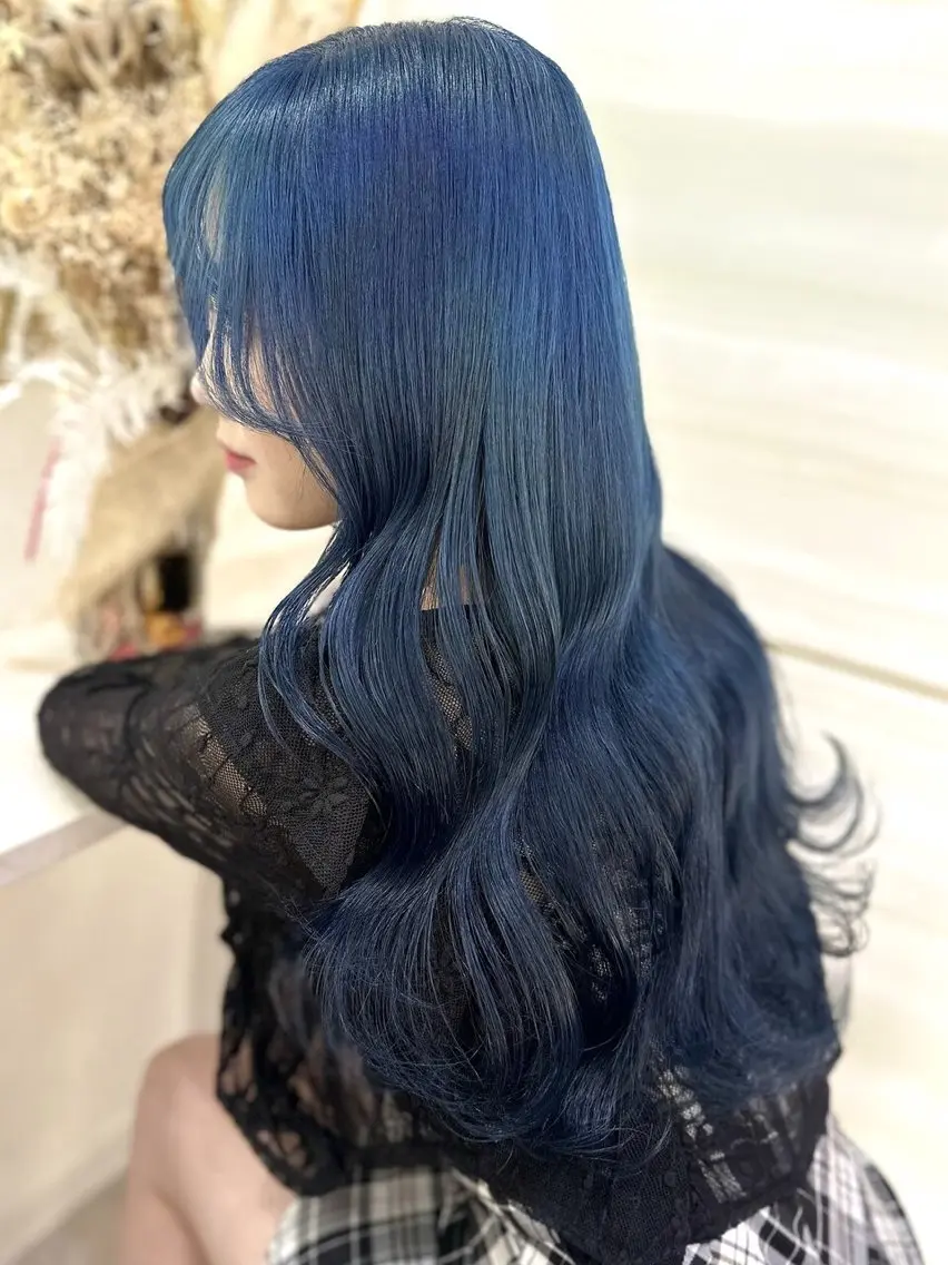 ロング カラー ブリーチ ブルーカラー 似合わせカット 🐈⬛momo🐾 ブリーチ・Wカラーのヘアスタイル