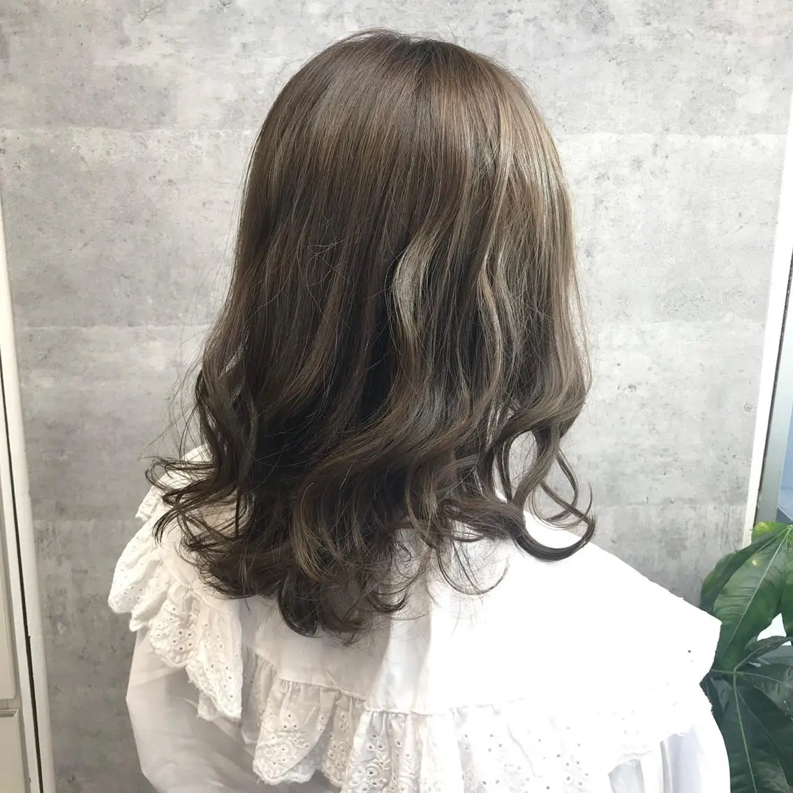 ミディアム カラー ベージュカラー ブリーチ 透明感カラー グレージュ ヘアカラー 今野 美栄のヘアスタイル