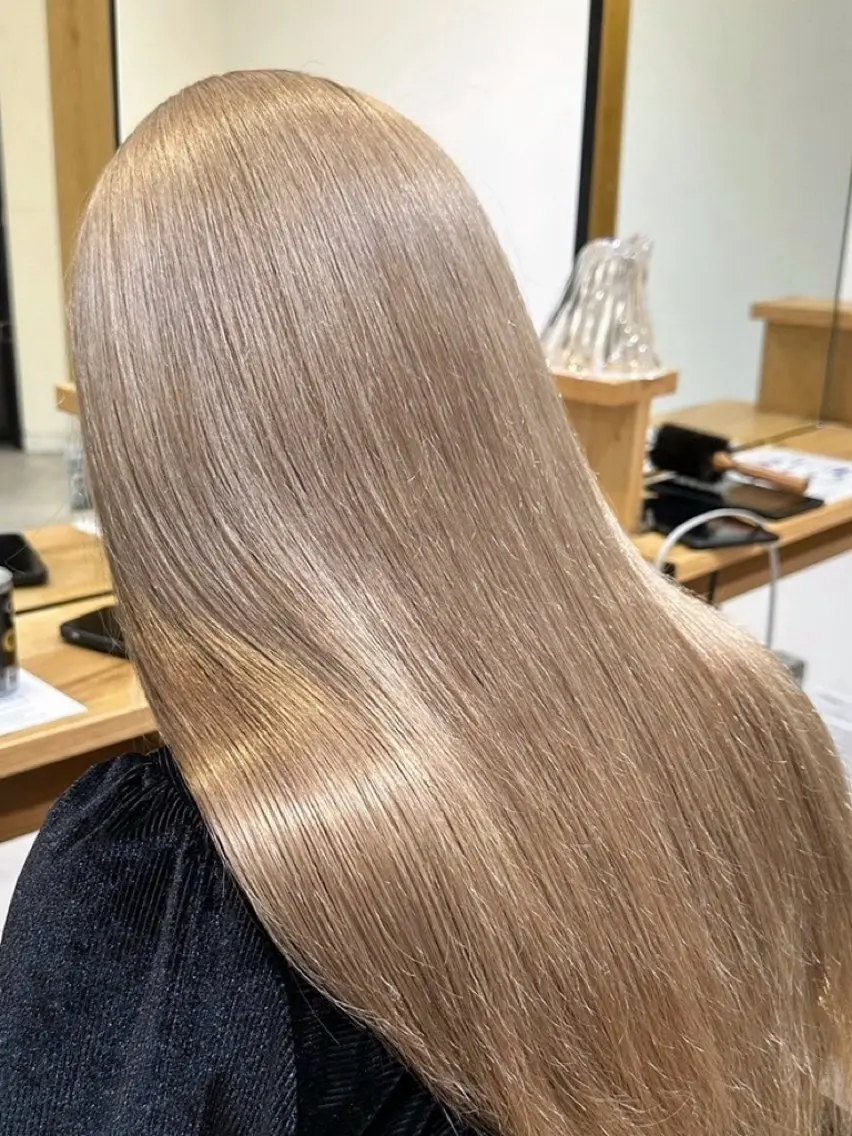 カラー 肌に馴染むハイトーン /ミルクティーカラーのヘアスタイル