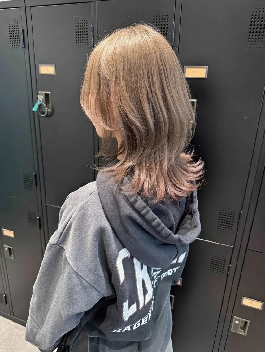 ミディアム カラー ヘアアレンジ ハイトーンカラー インナーカラー レイヤーカット ウルフカット カット ヘアカラー ハイトーン特化🤍 浦住のヘアスタイル