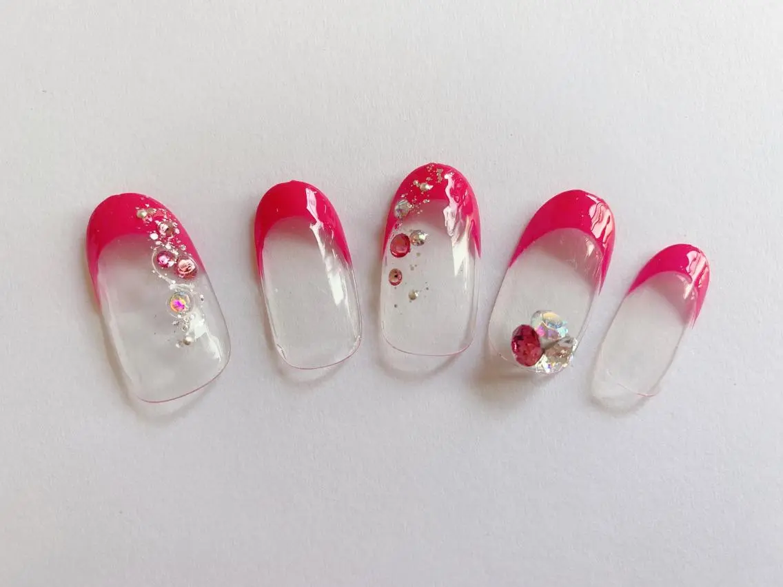 ネイル アートネイル フレンチネイル ストーンネイル Nail salon Dejavu 🌿のネイルデザイン