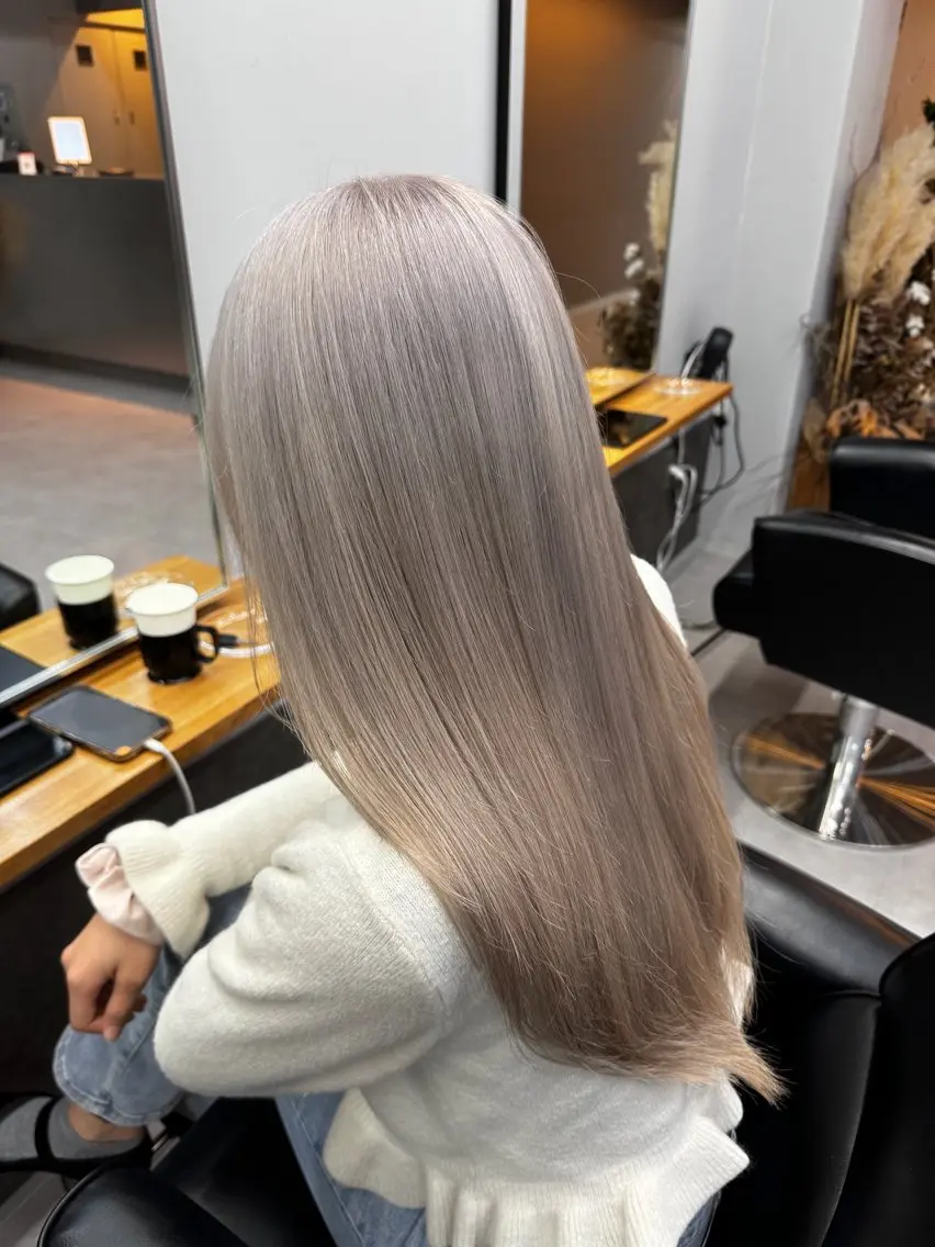 ロング カラー カット ヘアカラー トリートメント ミルクティーカラー グレージュ　高山慧輔のヘアスタイル
